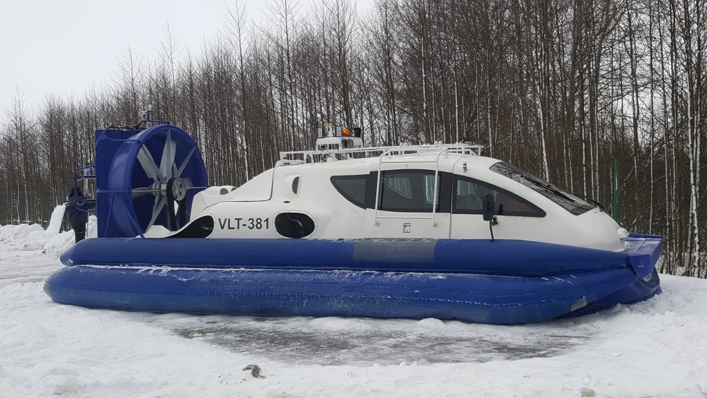 Piirissaare hõljuk talvisel ajal